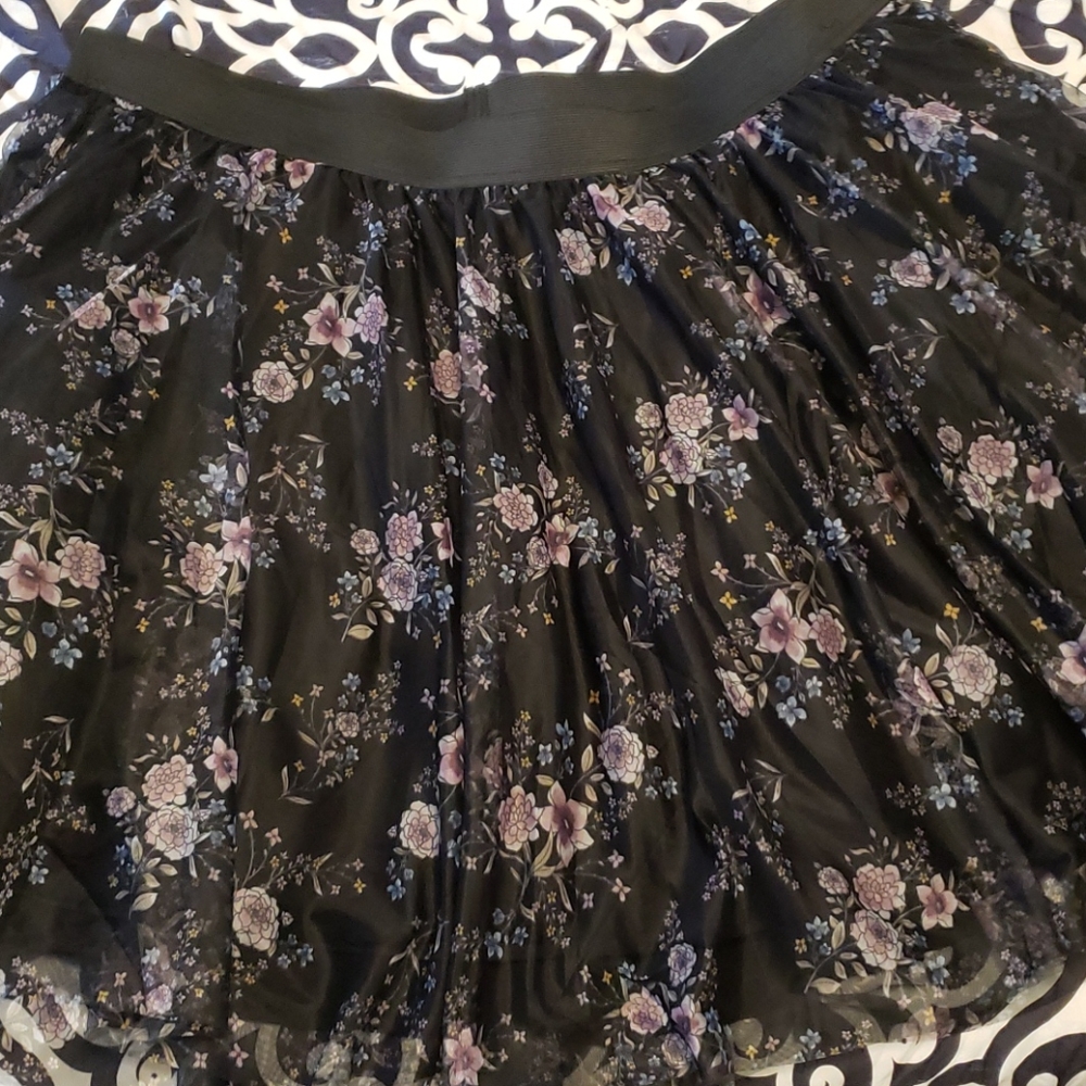 Torrid skirt size 4, With tulle underneath
